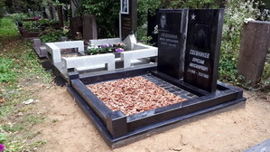 Всегда требуйте использование гранитной полосы между балками гранитного цоколя и бетонного основания